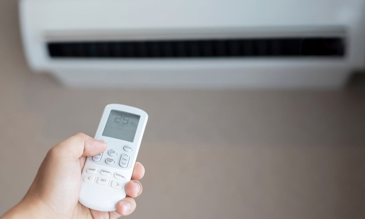 Imagen de un técnico instalando un sistema de refrigeración, asegurando un ambiente cómodo y eficiente en el hogar.